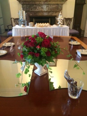 デザートテーブルも赤バラで統一