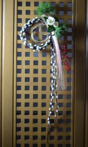 「結び柳」(10,800円)。新芽の美しい銀目柳、南天・松と金銀の水引に、白椿(造花)。青山花茂ならではの新提案。残りわずかです。
