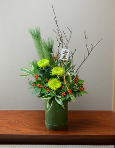 「初菊」(10,800円)。若松、千両、白梅、菊など伝統の新春の花づくしでデザイン。梅が次々に咲いていく様もお楽しみいただけます。