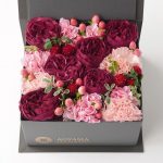 ワインレッドの大輪バラとカーネーションのボックスアレンジメント