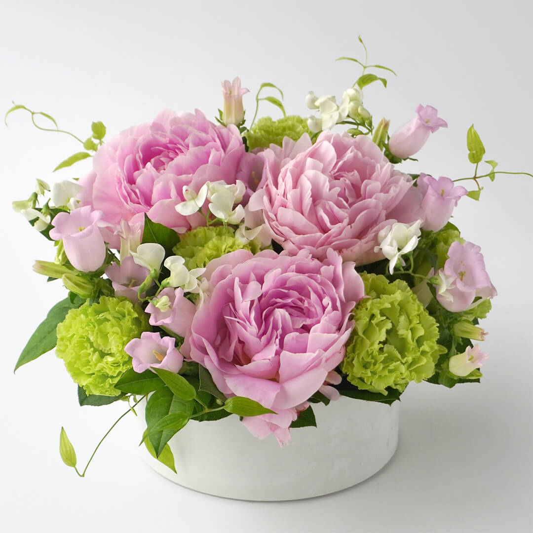 淡いピンクの芍薬とトルコキキョウのアレンジメント