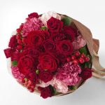 赤いバラと淡いピンクのトルコキキョウの花束