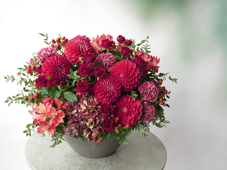 ダリアやスプレーバラ、カーネーションのアレンジメント