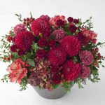 ダリアやスプレーバラ、カーネションのアレンジメント