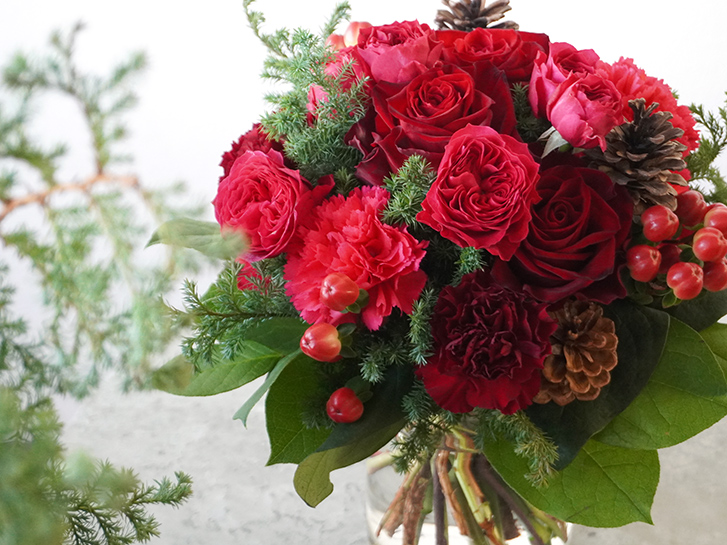 赤いバラとカーネーションの花束