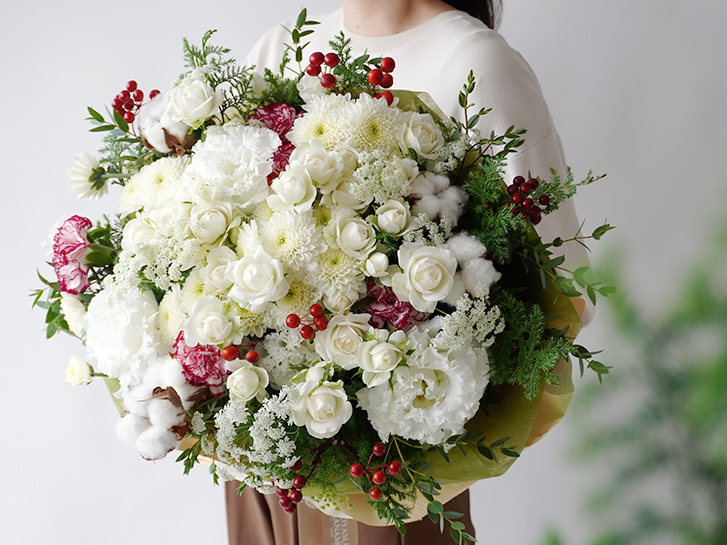 白いスプレーバラやマムのラウンドブーケ