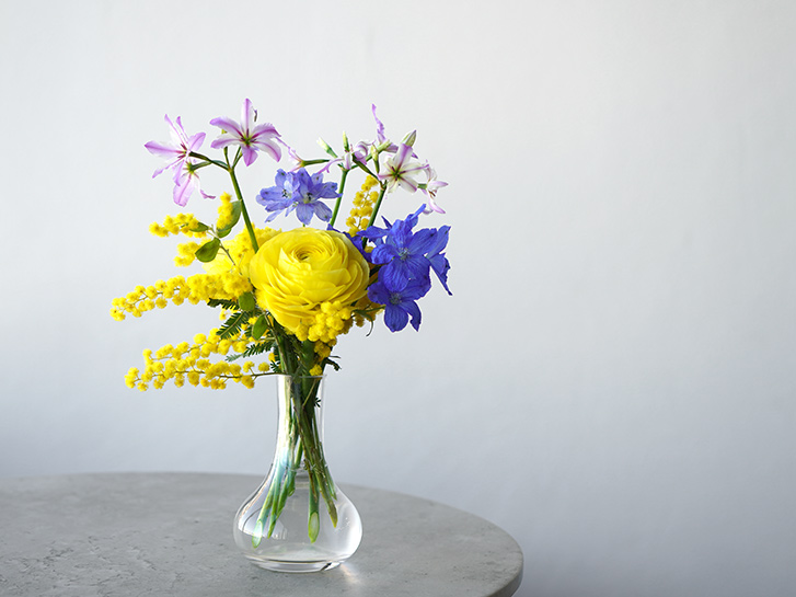 一輪挿しに活けたミモザと春の花