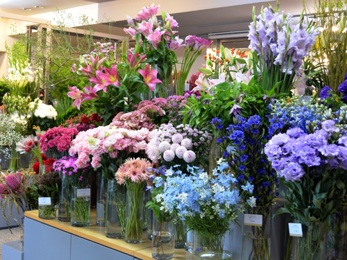 生花店で花を選ぶ