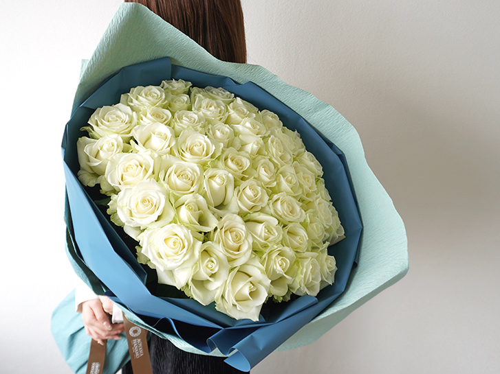 46本の白いバラの花束