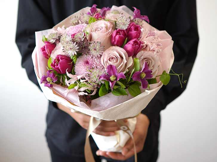 淡いピンクのバラやピンポンマムの花束