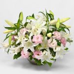 カサブランカと淡いピンクの花のお供えアレンジメント