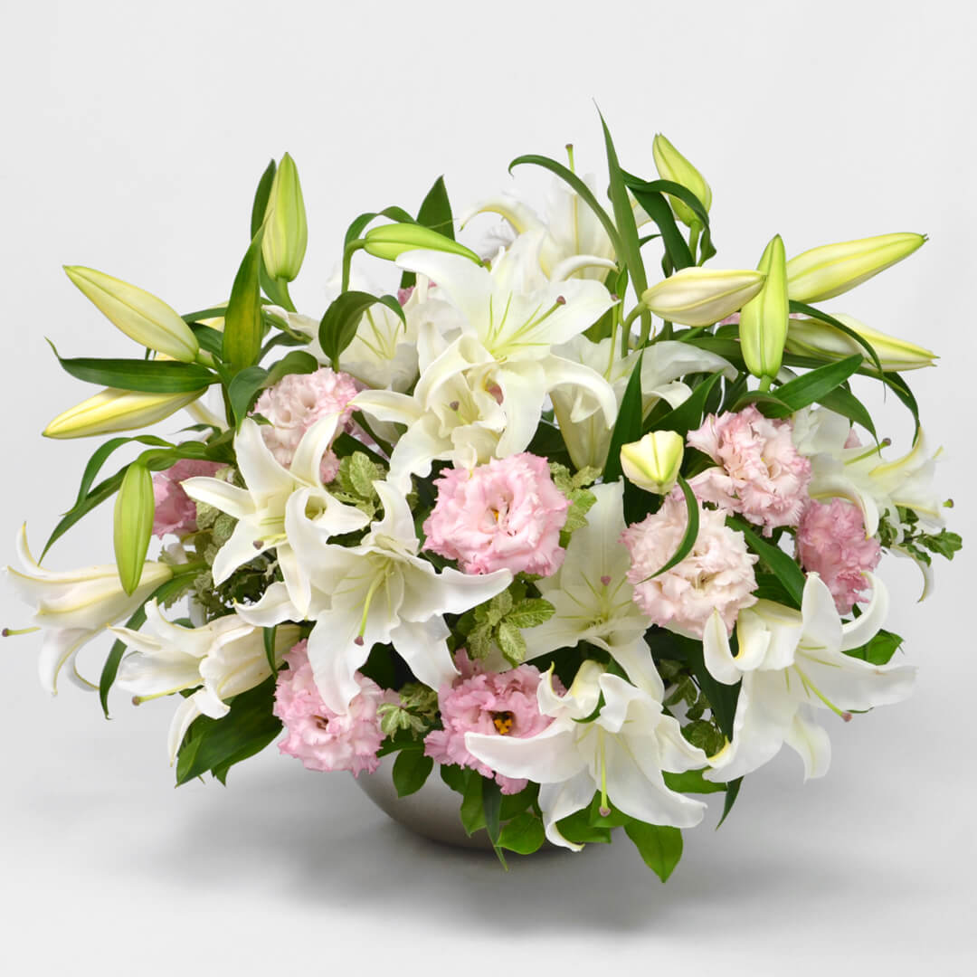 カサブランカと淡いピンクの花のお供えアレンジメント
