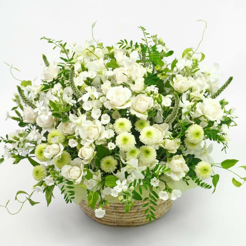 白い細やかな花のアレンジメント（ご供花）