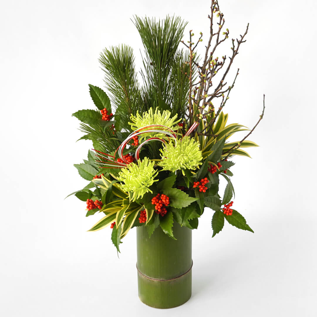 若松と黄緑のマムや千両のアレンジメント