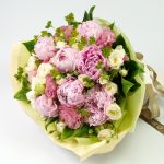 淡いピンクの芍薬とトルコキキョウの花束