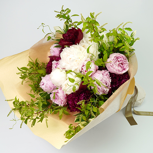 リーフと３色の芍薬（ピオニー）のロングスタイルの花束