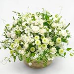 白い小花のお悔やみアレンジメント