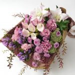 ピンクのリンドウと八重咲きユリの花束
