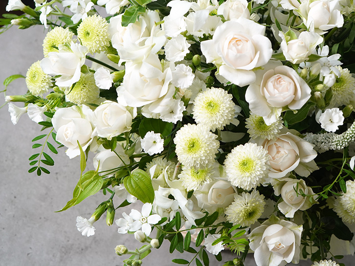 白い小花のお供え用アレンジメント