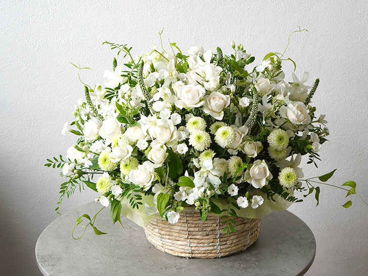 白い小花のお供えアレンジメント