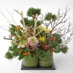 三光松やピンクのマムのアレンジメント