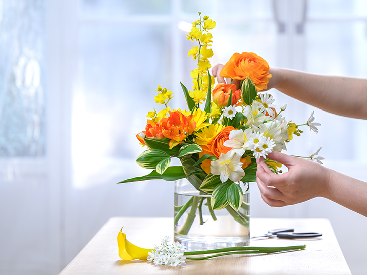 オレンジの花々の定期便を作っているシーン