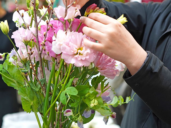 季節の花の定期便をつくっているシーン