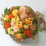 オレンジのバラとケイトウの花束