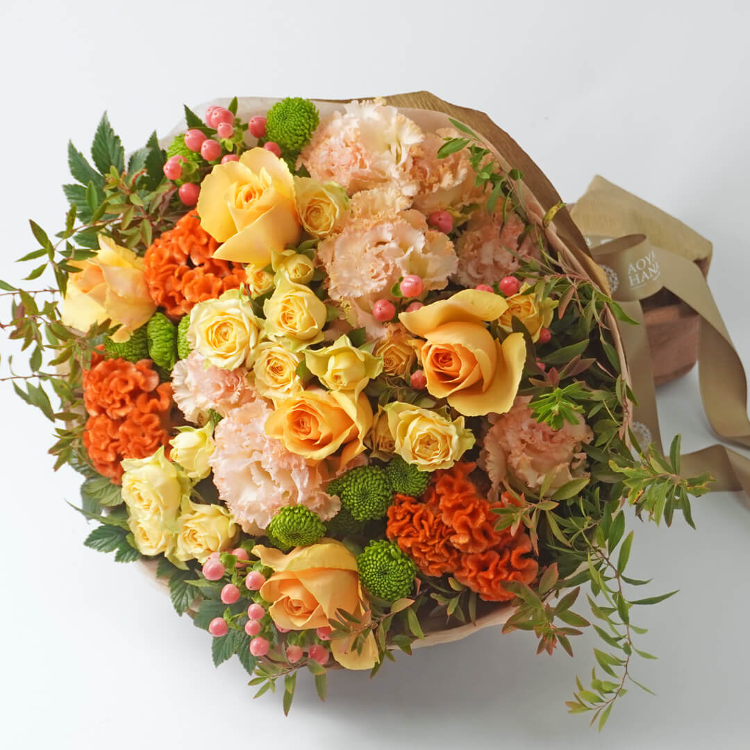 オレンジのバラとケイトウの花束
