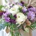 白い大輪ラナンキュラスと紫の花のブーケ