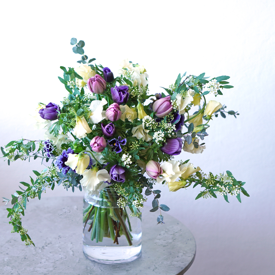 紫のチューリップの花の定期便