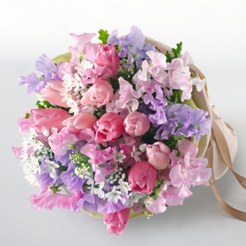 チューリップやスイートピーの花束