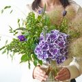 紫のハイドランジアの花瓶花