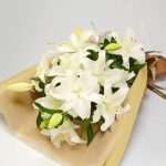 純白のカサブランカの花束