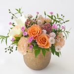 オレンジのバラとカラーのアレンジメント
