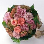 サーモンピンクの大輪バラとトルコキキョウの花束