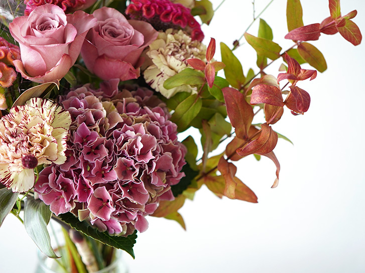 バラ、アジサイ、カーネーション、紅葉ヒペリカムを使った花瓶花