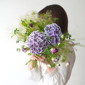 紫のハイドランジアとスモークツリーの花束