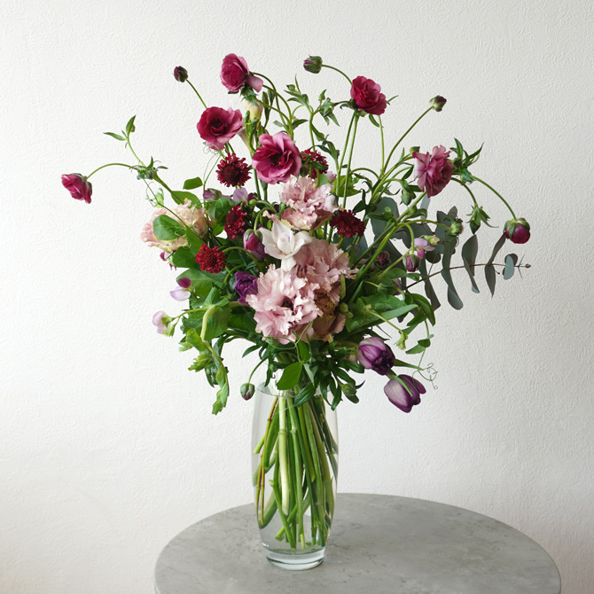 ラナンキュラスとチューリップの花瓶花