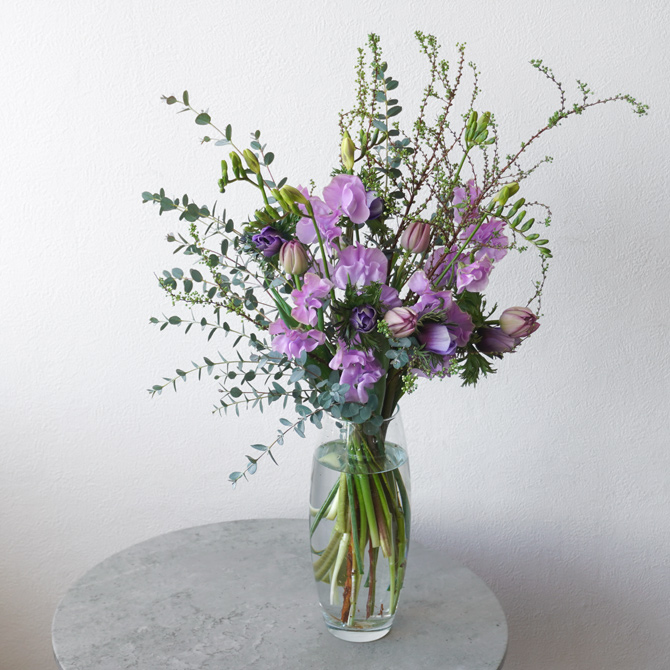 スイートピーやチューリップの淡い紫のトーンの花瓶花