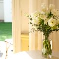 ランナンキュラスやチューリップの白いトーンの花瓶花