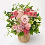 淡いピンク色のバラとカーネーションのアレンジメント
