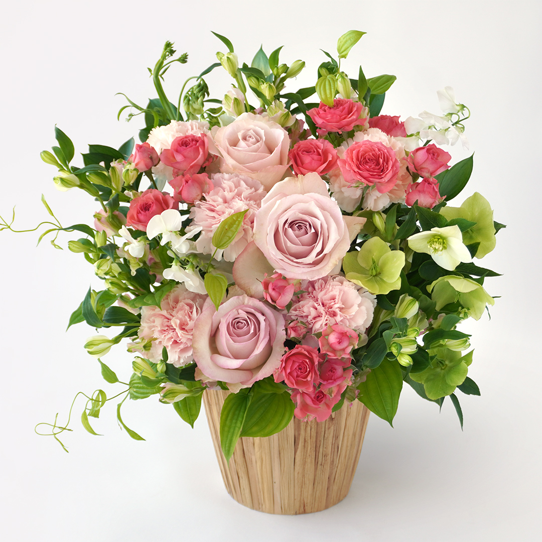 淡いピンク色のバラとカーネーションのアレンジメント