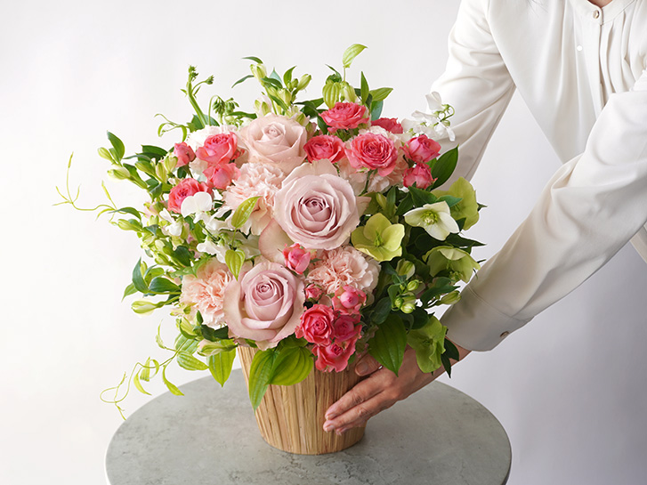 淡いピンク色のバラとカーネーションのアレンジメント