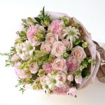 【母の日】淡いピンクのスプレーバラやカーネーションの花束