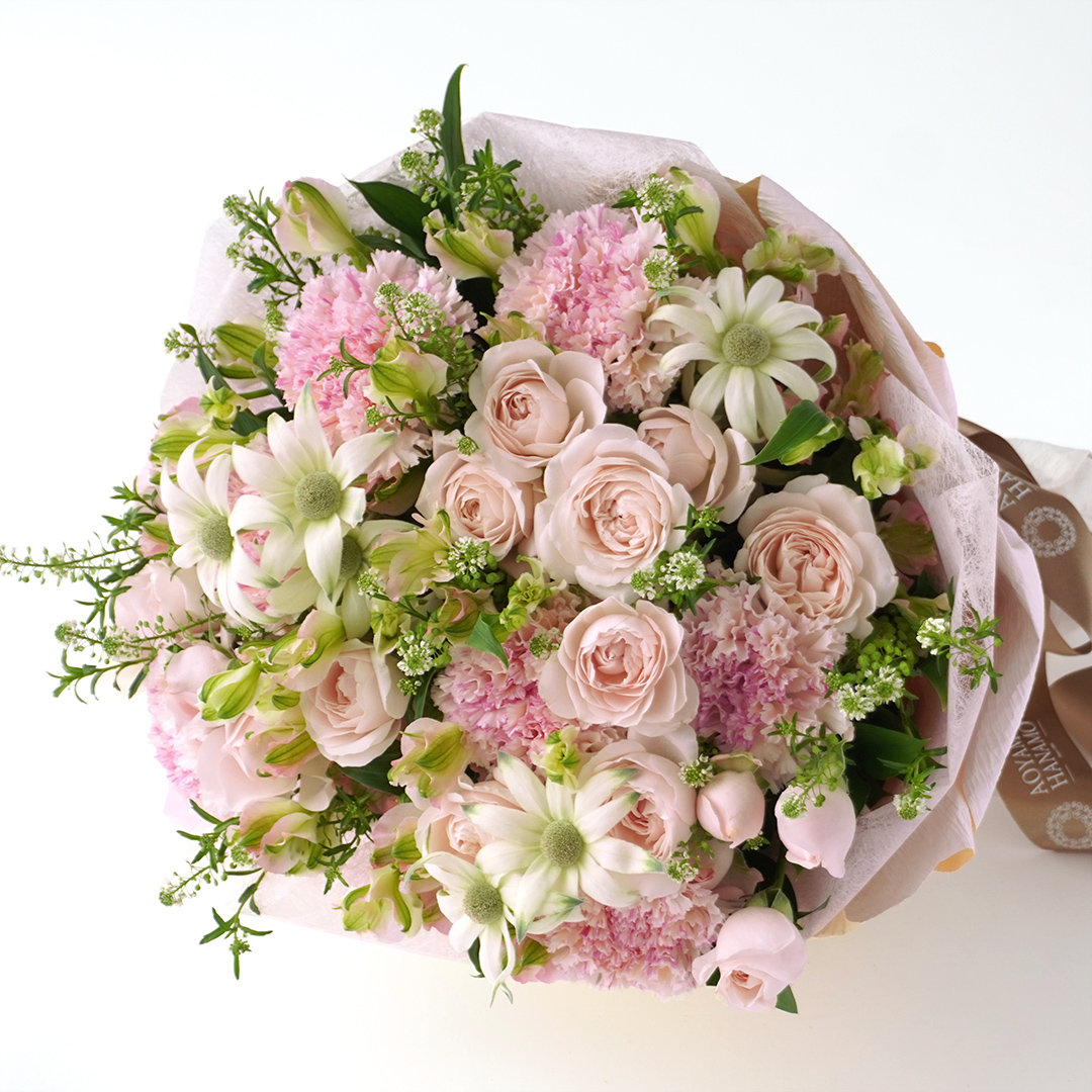 淡いピンクのスプレーバラやカーネーションの花束