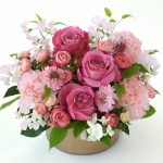 ピンクの大輪バラとカーネーションのアレンジメント