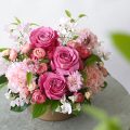 ピンクの大輪バラとカーネーションのアレンジメント