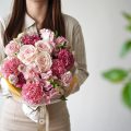 淡いピンクのバラやカーネーションの花束