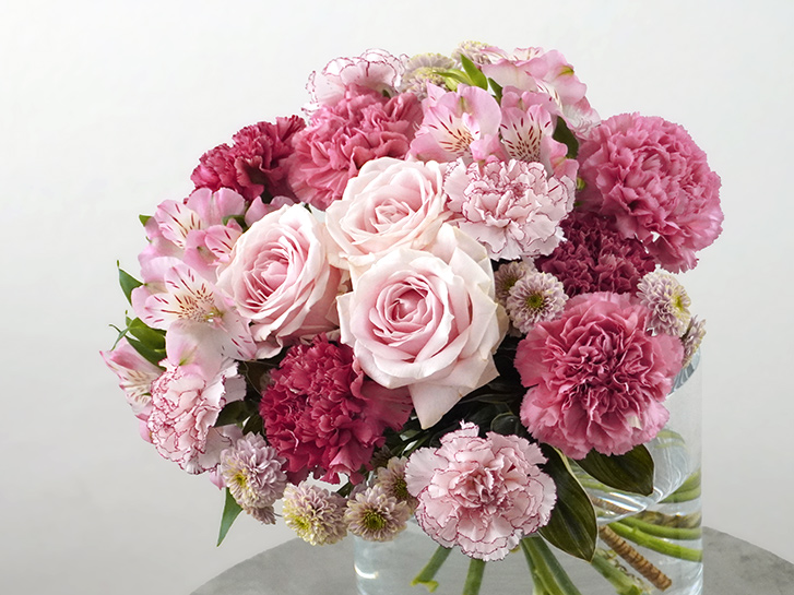 ピンクのトーンで統一したバラやカーネーションの花束
